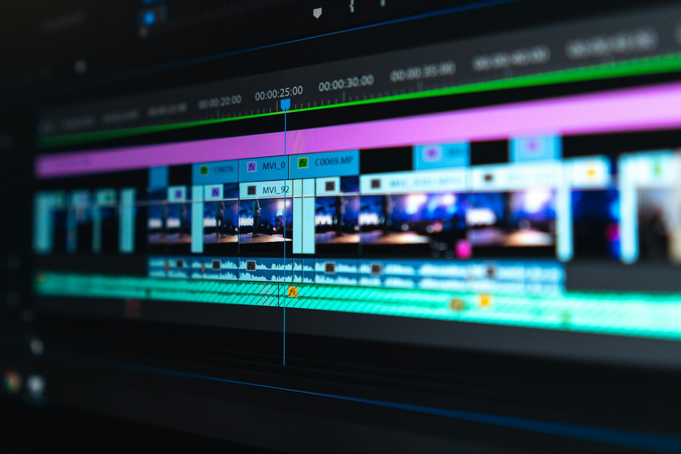 Video editor working with a multi-screen editing timeline